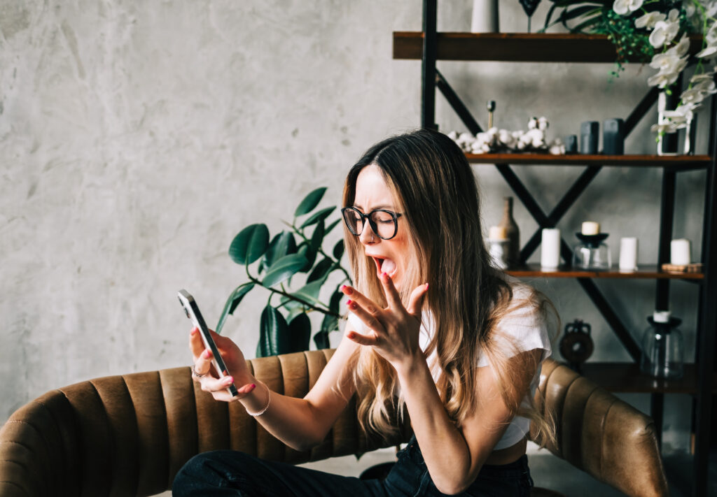Femme décroche à un appel frauduleux