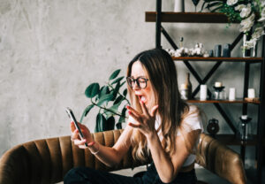 Femme décroche à un appel frauduleux