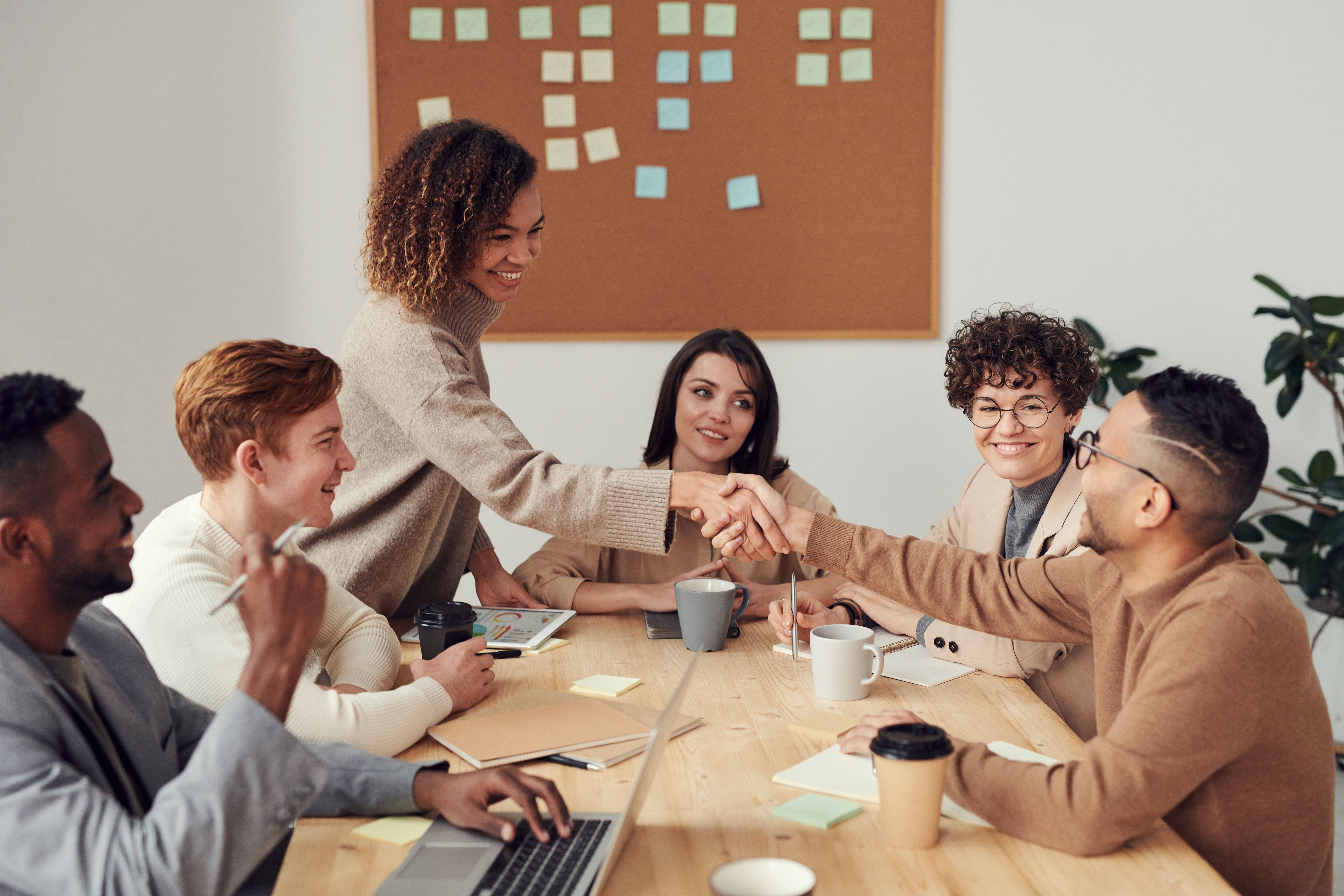 Équipe en entreprise utilisant des solutions de téléphonie cloud